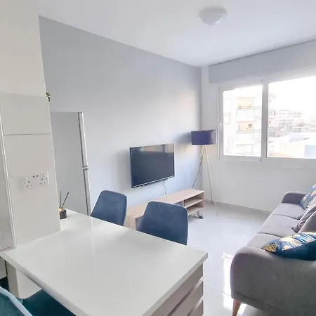Apartment Coastal Chic: Luxury In The Heart Of The City! With Smart Tv! Larnaca