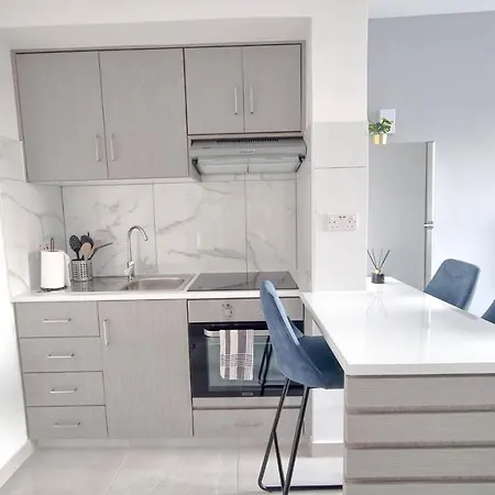 Coastal Chic: Luxury In The Heart Of The City! With Smart Tv! * Larnaca