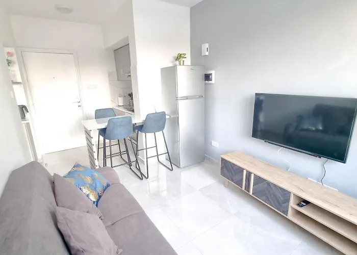 Coastal Chic: Luxury In The Heart Of The City! With Smart Tv!