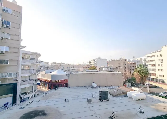 Coastal Chic: Luxury In The Heart Of The City! With Smart Tv! Lägenhet Larnaca