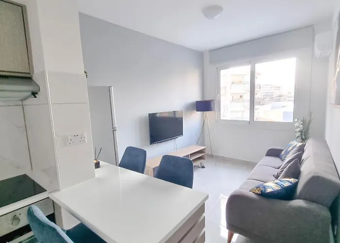 Lägenhet Coastal Chic: Luxury In The Heart Of The City! With Smart Tv! Larnaca